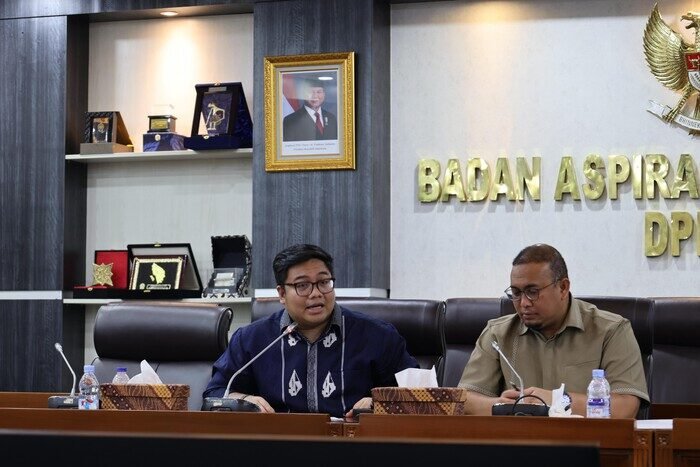 Kawendra Lukistian bersama anggota DPR lainnya menerima perwakilan GMNI di Gedung DPR, menegaskan komitmen lembaga legislatif untuk terus mengawal aspirasi rakyat.