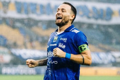 Kapten Persib, Marc Klok memberi apresiasi kepada pemain baru Persib Bandung setelah kemenangan tipis 1-0 atas Persebaya di GBLA, Jumat (13/9/2026). (Foto: @marcklok)
