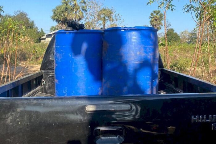 Petugas Ditresnarkoba Polda NTT saat mengamankan drum berisi sopi hasil penyulingan ilegal di Kupang.