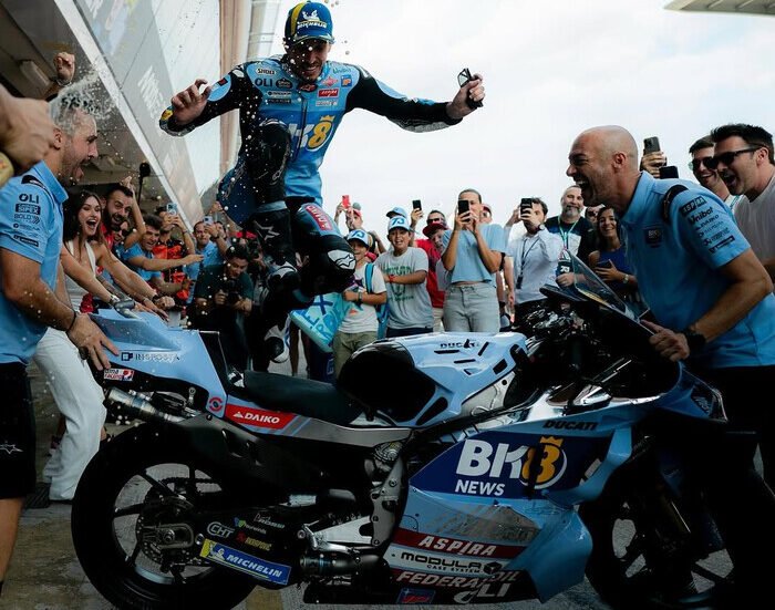 Alex Marquez hentikan dominasi Marc Marquez di MotoGP Catalunya 2025 dengan kemenangan gemilang bersama Gresini Racing.