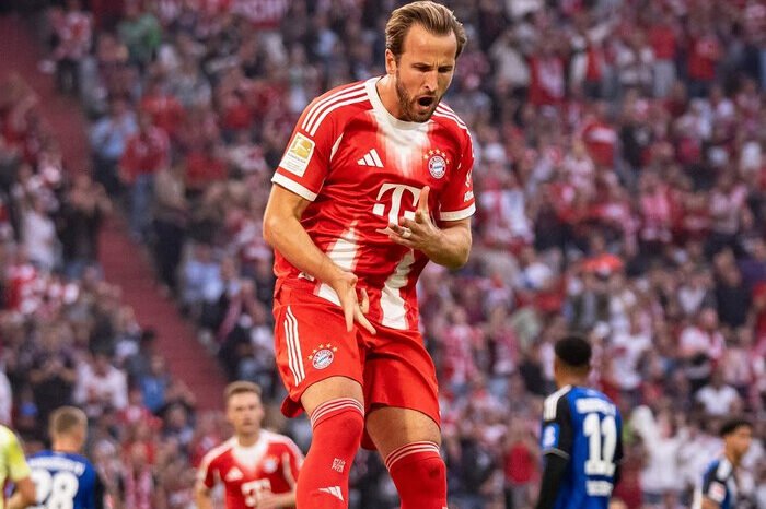 Bayern Muenchen tampil menakjubkan dengan kemenangan 5-0 atas Hamburger SV, memperkuat posisi mereka di puncak klasemen Liga Jerman pekan ketiga.