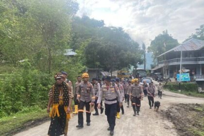 Tim K9 Polri dikerahkan ke Nagakeo, NTT, membantu pencarian korban bencana dengan semangat kemanusiaan dan dedikasi tanpa batas.