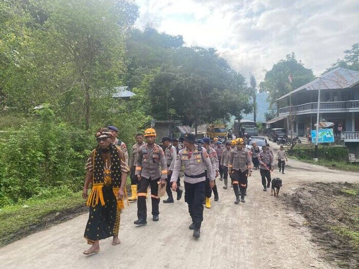 Tim K9 Polri dikerahkan ke Nagakeo, NTT, membantu pencarian korban bencana dengan semangat kemanusiaan dan dedikasi tanpa batas.