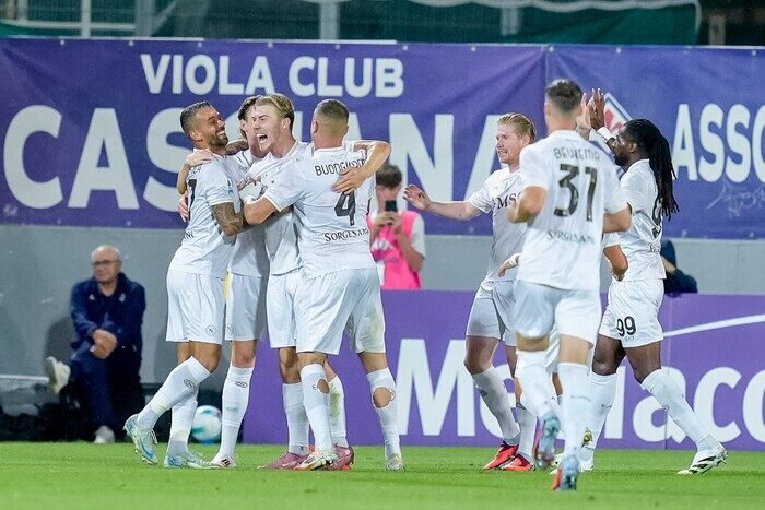 Rasmus Hojlund Bersama rekan-rekannya merayakan gol yang membawa Napoli unggul 1-3 atas Fiorentina di Stadion Artemio Franchi.