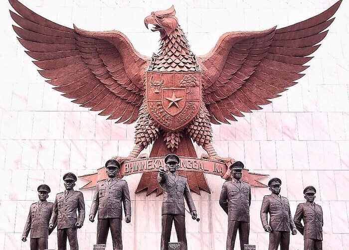 Mengapa Pancasila disebut sakti? Simak sejarah Hari Kesaktian Pancasila, makna filosofis di balik kata 'sakti', hingga peran Pancasila sebagai ideologi pemersatu bangsa Indonesia.