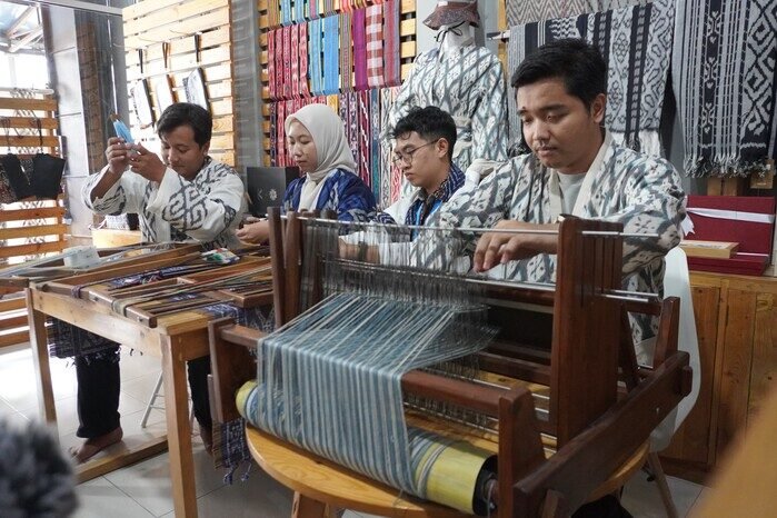 Pertamina terus memperkuat UMKM kreatif Indonesia melalui program Pertapreneur Aggregator yang sukses membawa produk lokal menembus pasar global.