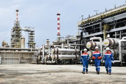 Pertamina pastikan pasokan BBM aman lewat operasi enam kilang dari Sumatera hingga Papua.