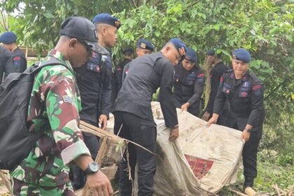 Polda Bali bersama TNI dan relawan bahu-membahu membersihkan lokasi terdampak banjir bandang di Denpasar, pasca bencana yang merenggut korban jiwa.