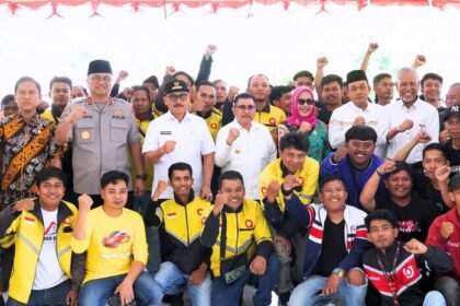 Kapolda Sulbar bersama Forkopimda Majene menyerahkan bantuan beras untuk pengemudi ojek online sebagai wujud kepedulian sosial di tengah kondisi ekonomi yang menekan.