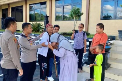 Momen haru pertemuan Jumhartono dengan anaknya di Polres Bangka Selatan setelah 20 tahun berpisah.