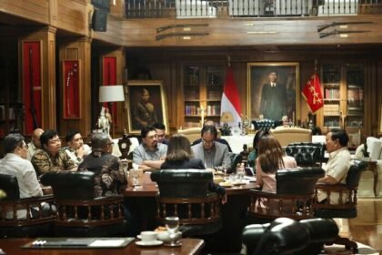 Presiden Prabowo Subianto menyebut aksi pembakaran dalam kerusuhan sebagai ancaman serius terhadap nyawa masyarakat. Ia menegaskan aparat wajib bertindak proporsional sesuai SOP, serta menjamin kebebasan unjuk rasa damai tanpa toleransi terhadap tindakan anarkis.