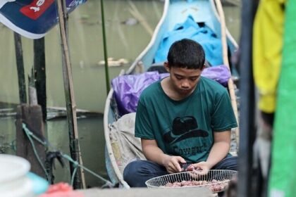 Raihan, anak pengupas bawang di Makassar, kini bisa kembali bersekolah berkat program Sekolah Rakyat yang digagas pemerintah.