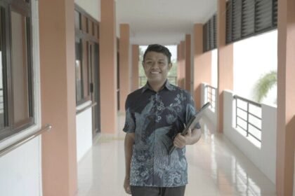 Pengorbanan Bayu dari NTT ke Kalimantan Selatan demi Sekolah Rakyat menjadi inspirasi: dari honorer bergaji Rp250 ribu, kini ia membuka harapan baru bagi pendidikan anak bangsa.