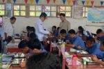 Wapres Gibran Rakabuming Raka meninjau Program Makan Bergizi Gratis di SMPN 2 Sentani, Jayapura, untuk memastikan manfaatnya dirasakan langsung siswa.