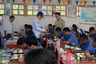 Wapres Gibran Rakabuming Raka meninjau Program Makan Bergizi Gratis di SMPN 2 Sentani, Jayapura, untuk memastikan manfaatnya dirasakan langsung siswa.