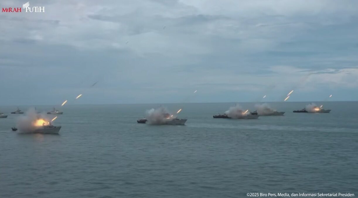 Presiden Prabowo Saksikan Parade Megah Kapal Perang TNI AL di Teluk Jakarta Jelang HUT ke-80 TNI 2 Presiden Prabowo Saksikan Parade Megah Kapal Perang TNI AL di Teluk Jakarta Jelang HUT ke-80 TNI