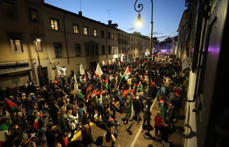 Aksi demonstrasi pada laga kualifikasi Piala Dunia 2026 antara timnas Italia melawan Israel di Kota Udine, Selasa (14-10-2025) malam (Dok. AP)