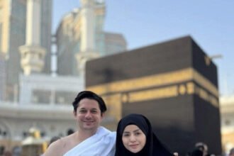 Andrew Andika dan Violentina Kaif Pamer Buku Nikah di depan Ka'bah 14 Andrew Andika