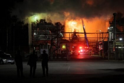 Breaking News: Api Melahap Kilang Minyak Chevron Terbesar di Pantai Barat AS