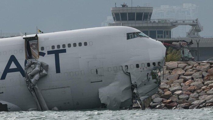 Boeing 747 Tergelincir, Jatuh ke Laut di Hong Kong