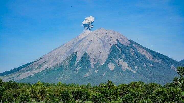 Gunung Semeru Erupsi Dua Kali, Abu Vulkanik Capai 700 Meter, Masyarakat Diminta Waspada