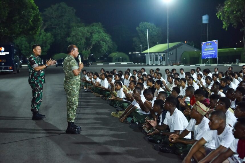 Danlanud Halim Dampingi Kabacadnas Kemhan Beri Pengarahan kepada Kadet KKRI Papua