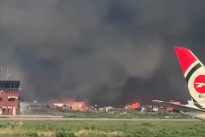 Kebakaran terjadi di Bandara Internasional Hazrat Shahjalal, Dhaka, Bangladesh, Sabtu sore, 18 Oktober 2025 (Dok. Istimewa)
