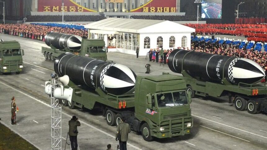 Kim Jong Un Pamerkan Rudal Paling Mematikan di Parade Militer Korea Utara