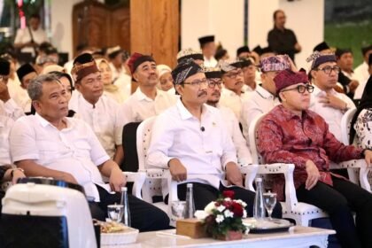 Kumpulkan Kades se Banyuwangi, Gus Ipul: Digitalisasi agar Bansos Tepat Sasaran