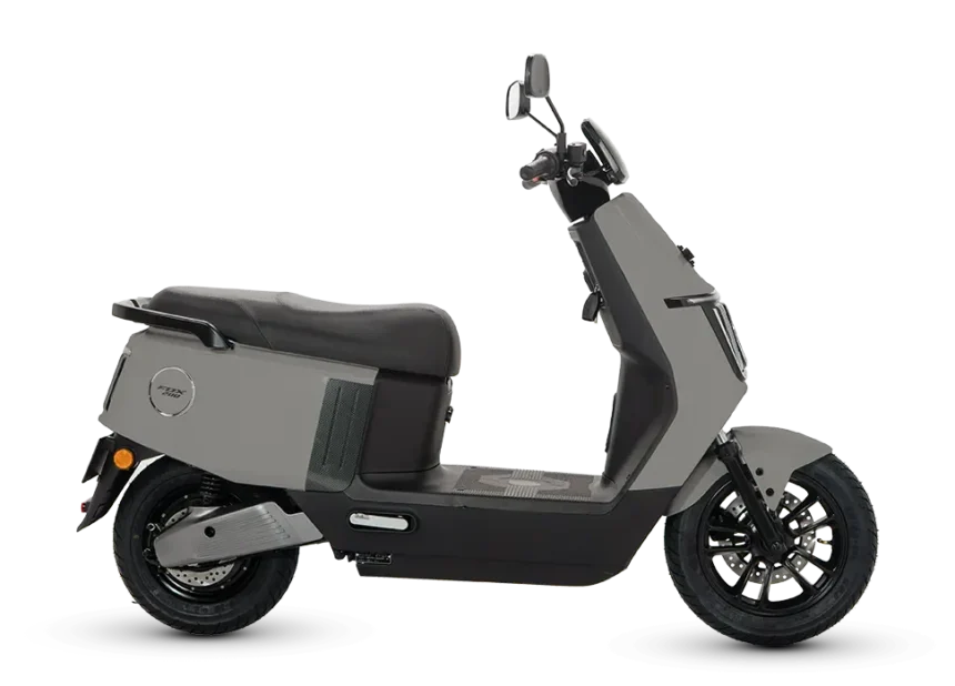 Mengapa Motor Listrik Adalah Pilihan Tepat untuk Perempuan Urban Produktif