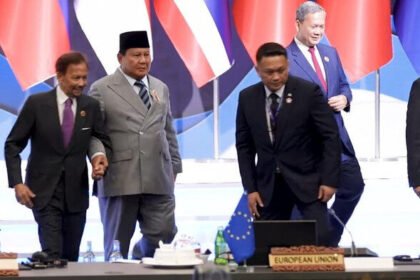 Momen Hangat Presiden Prabowo Genggam Tangan Sultan Brunei pada KTT ASEAN ke-47 18 prabowo