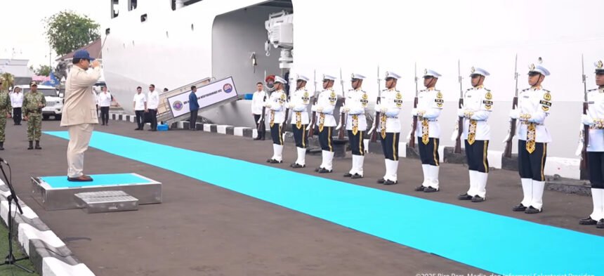 Prabowo Saksikan Parade Kapal Perang TNI AL di Teluk Jakarta Peringati HUT ke-80 TNI