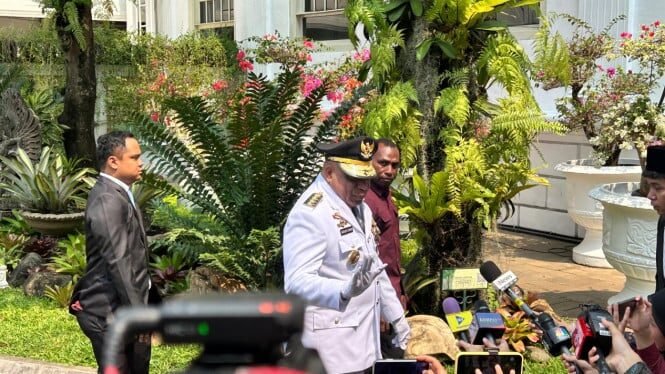 Presiden Prabowo Resmi Lantik Gubernur Papua Mathius Fakhiri di Istana Negara