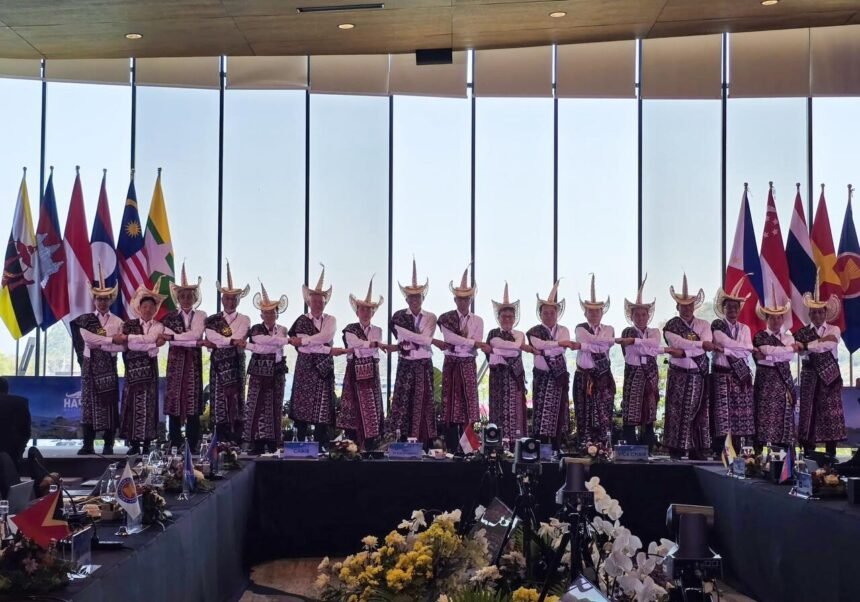 Foto bersama Head of Delegations saat menghadiri The 41st HAPUA Council Meeting di Labuan Bajo, Kabupaten Manggarai Barat, Nusa Tenggara Timur, sebagai wujud kolaborasi lintas negara Asia Tenggara dalam memperkuat sistem interkoneksi kelistrikan di kawasan.