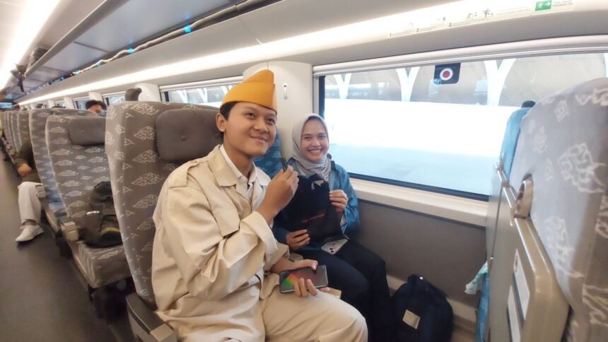 KCIC Peringati Semangat Sumpah Pemuda Bersama Penumpang Whoosh Di Stasiun