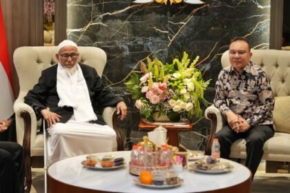Wakil Ketua DPR RI, Prof. Sufmi Dasco Ahmad, menerima kunjungan tokoh ulama Abu Bakar Ba'asyir berserta beberapa tokoh lainnya di Kompleks Parlemen, Jakarta, Kamis, (30/10/2025)