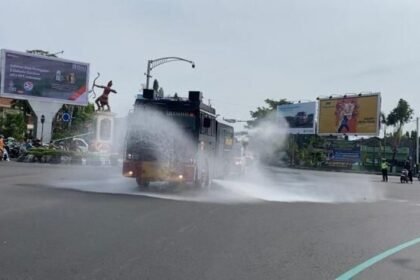 Solo Dilanda Panas Ekstrem, Polresta Gunakan Water Cannon untuk Pendinginan