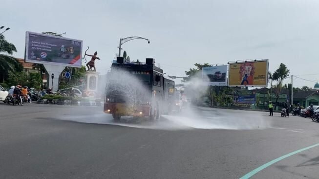 Solo Dilanda Panas Ekstrem, Polresta Gunakan Water Cannon untuk Pendinginan