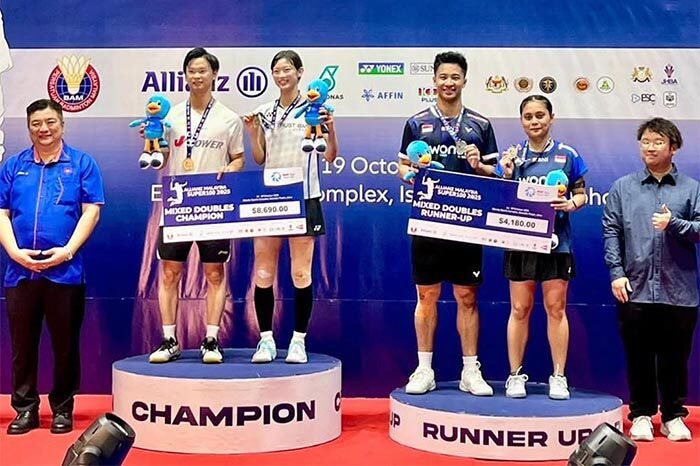 Dua wakil Indonesia gagal meraih gelar di final Malaysia Super 100 2025 setelah dikalahkan wakil China dan Jepang dalam laga dua gim langsung.