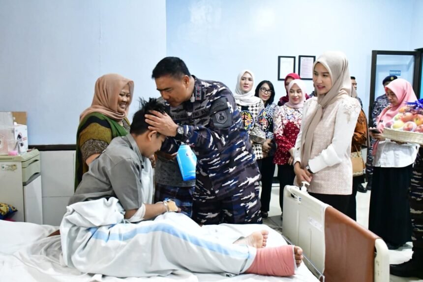 Danpuspenerbal Jenguk Santri Korban Ambruknya Bangunan Ponpes Al-Khoziny