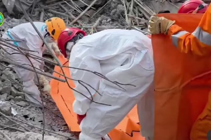Tim Basarnas mengevakuasi korban dari reruntuhan Pondok Pesantren Al-Khoziny di Buduran, Sidoarjo, Minggu (5/10/2025) malam. Total korban meninggal kini mencapai 52 orang.