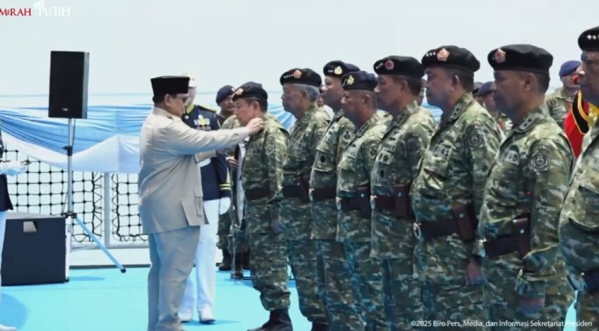 Presiden Prabowo Anugerahkan Tanda Kehormatan TNI di Atas KRI dr Radjiman Wedyodiningrat