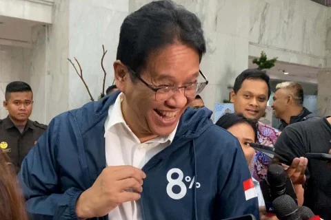 Purbaya Yudha Sadewa Tampil dengan Jaket Logo 8%, Sinyal Kuat Target Pertumbuhan Ekonomi Prabowo