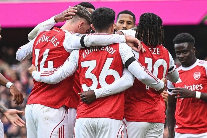 Arsenal kembali ke puncak klasemen Liga Inggris 2025/2026 setelah mengalahkan West Ham 2-0 di Emirates Stadium, sementara gol Erling Haaland membawa Manchester City ke posisi lima besar.