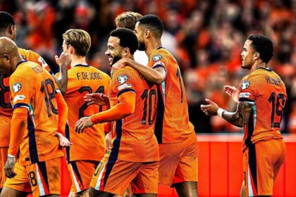 Memphis Depay (10) Bersama rekannya merayakan golnya ke gawang Finlandia, mengukuhkan posisi Belanda di puncak Grup G. (Foto: @onsoranje)