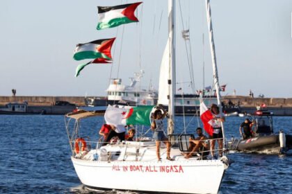 Israel tahan 450 aktivis pro-Gaza, satu kapal Marinette masih terus berlayar meski dikepung kecaman global.