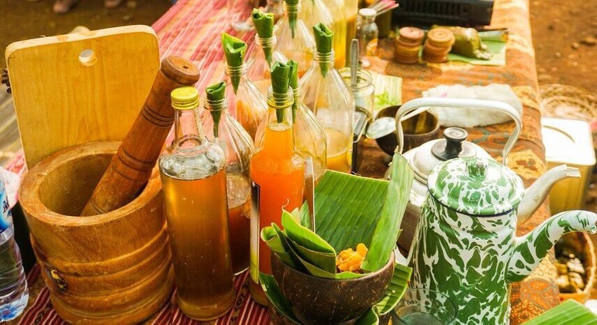 Desa Wisata Rejowinangun Selain belajar membuat jamu, pengunjung juga dapat mengikuti workshop kebugaran alami, mencicipi jamu racikan khas warga, hingga menikmati suasana pedesaan yang asri dan menenangkan.