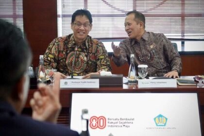 Menkop Ferry Juliantono bersama Menkeu Purbaya Yudhi Sadewa dan COO Danantara Dony Oskaria bahas percepatan pembangunan Kopdes Merah Putih di Jakarta, Kamis (23/10).