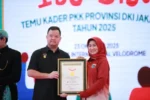 Pemprov DKI Jakarta meraih Rekor MURI atas wisuda lansia terbanyak, simbol komitmen terhadap kesejahteraan warga senior.