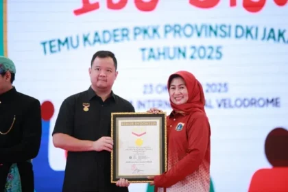 Pemprov DKI Jakarta meraih Rekor MURI atas wisuda lansia terbanyak, simbol komitmen terhadap kesejahteraan warga senior.